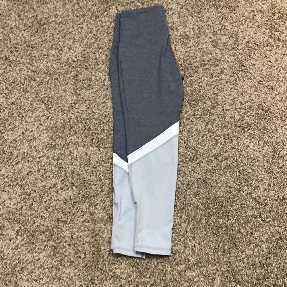 Old Navy Elevate leggings with zipper detail.  Size Medium.